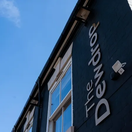 The Dewdrop Inn Отели в г. Уорчестер