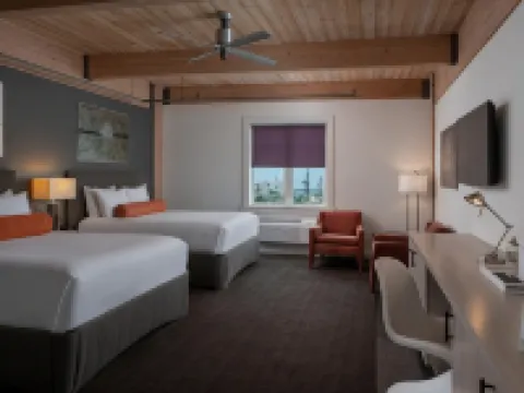 Harbor House Hotel and Marina at Pier 21 Hotels near Seawolf Park