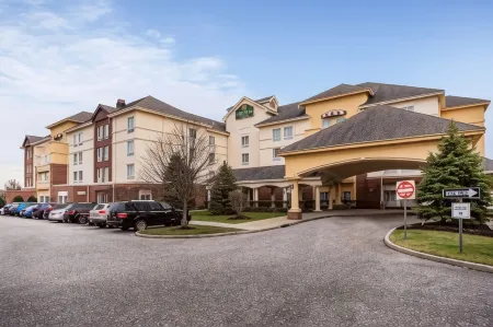 La Quinta Inn & Suites by Wyndham Islip - MacArthur Airport Отели в г. Холбрук