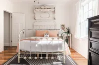 Remodeled 1920s Bungalow and Retro Casita, Hammock