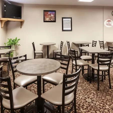 Super 8 by Wyndham Manhattan KS