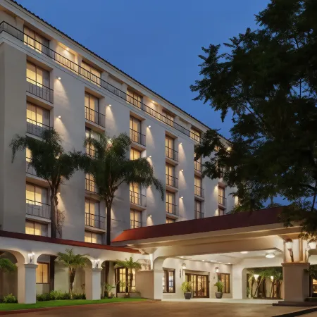 Embassy Suites by Hilton Arcadia-Pasadena Area Отели рядом с достопримечательностью «Заповедник Пек Роуд Уотер»