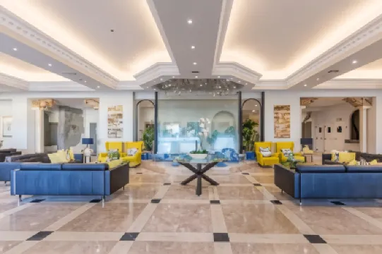 Luna Hotel da Oura فنادق في 