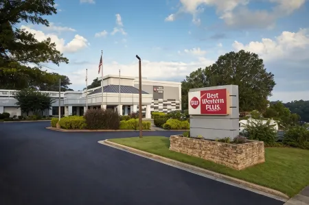 Best Western Plus University Inn Отели рядом с достопримечательностью «Winston-Salem Fairgrounds»