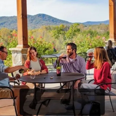 The Farmhouse. Vintage 3-bedroom with WiFi. Mt Airy outskirts. Vineyards nearby.