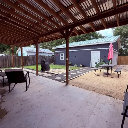 Spacious Vintage Gem - Big Yard - Close to Downtown & Schreiner - Dogs Welcome!