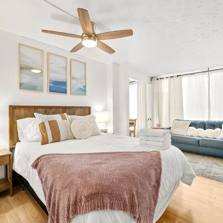 Charming Riverwalk Retreat – Spacious Downtown Condo