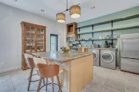 Chic 2-bedroom just 5 minutes' stroll from Forsyth Park with free parking! - บังกะโล