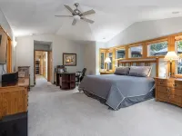Spacious Sunriver retreat w/hot tub + bikes. Family + Pet Friendly! 선리버 호텔