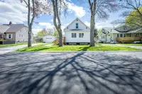 Charming 3-bedroom house in wonderful Muskegon with WiFi, AC - Wifi