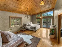 Bailey Treetop Retreat: Spacious, Hot Tub, Pool Table, Yoga, Family, Views Hotels in Bailey
