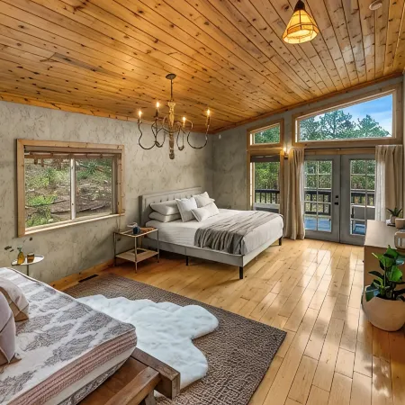 Bailey Treetop Retreat: Spacious, Hot Tub, Pool Table, Yoga, Family, Views