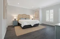 4 bedroom Hampton style home with theatre room. Close to CBD and beaches - พร้อมWifi