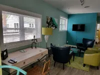 Artsy Downtown Charlevoix Apt! Walk  to 2 Lakes, Marina. Free Parking. 5 Star