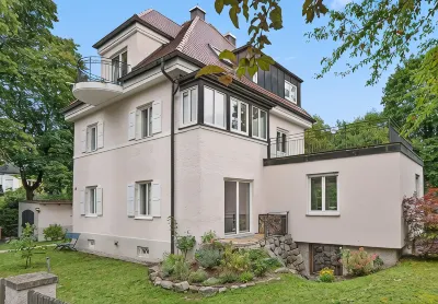 19 min to the center - 250 m² / 2,691 sq ft - top villa from 1923 - 4BR 3,5BA Các khách sạn ở 