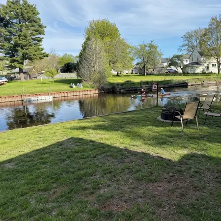 Charming 3-bedroom riverside cottage in brilliant Tawas City