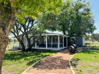 The Porch & Prairie Ranch, Sleeps 20! Peaceful Oasis, Pool, Jacuzzi, Events! Hotels in Kimble County