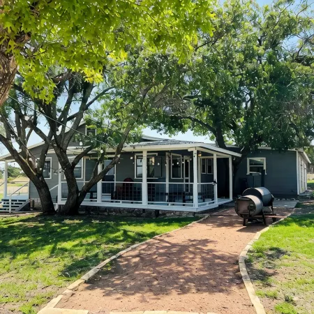 The Porch & Prairie Ranch, Sleeps 20! Peaceful Oasis, Pool, Jacuzzi, Events!