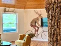 Cozy Elegant Roundhouse Nestled in Woods, 5min from Downtown, with Hot Tub! - Chalets