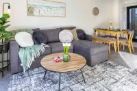 CBD 2BR with Backyard - Walk Everywhere - Villas
