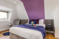 Luxury Penthouse 2-Bed Apt w/ Sea View, Gym & PKG - 레지던스