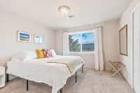 Bird’s Eye View: Spacious Home w/ Hot Tub, King Beds & Gorgeous Views - 3 ดาว
