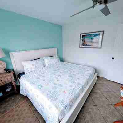 Steps to Beach - Spacious 2BR + Arcade & Resort Backyard Rooms