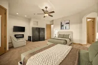 6000 Sq Ft Golf Estate • 8BR • 12 Beds • Near 7 Courses • Hot Tub - واي فاي