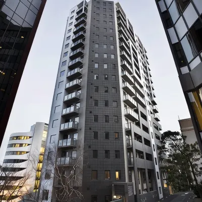 Nesuto St Martins Apartment Hotel Отели рядом с достопримечательностью «Холм Уан-Три-Хилл»