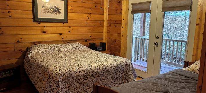 AMAZING & COZY LOG CABIN IN WOODS Hotels in Graham County