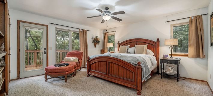 Two Homes on 160 Acres. Stocked Ponds, Firepits. Just 30 minutes from Tulsa. Hotels in Wagoner County