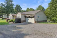 Lakefront Home on Smith Lake w/ Easy Water Access & Tritoon/Sea Doo Rental! - 4-Star
