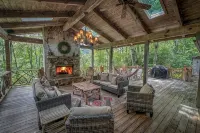 Cozy Retreat 5 Min from Mainstreet - Covered Deck - Fireplaces - Secluded - balcón