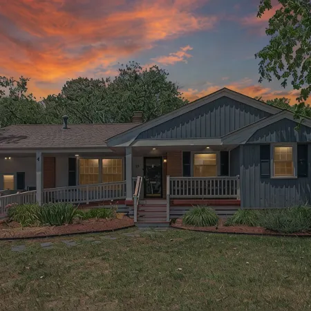 Fabulous 5 Bedroom 3 Bathroom Holiday House Near Beaches. WE SANITIZE!