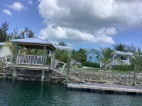 Charming New Blue Studio on water with dock, WiFi & AC in fun time Freeport