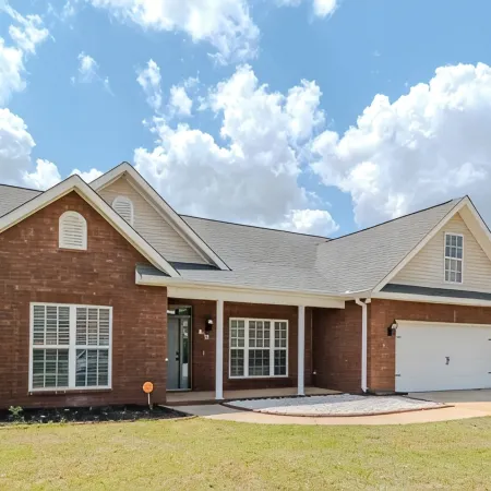 Southern Delight-4 Bed Room-7 beds- Private Backyard-Great for Larger Groups