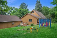 Log Cabin Perfect for Summer Activities, Near Lakes, Game Room - 4-Star