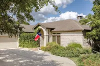 Dripping Springs Dream House with pool, views, and privacy - sleeps 8! - 5-Star