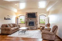 Comfy Gathering Place for Friends or Family! - 4-Star