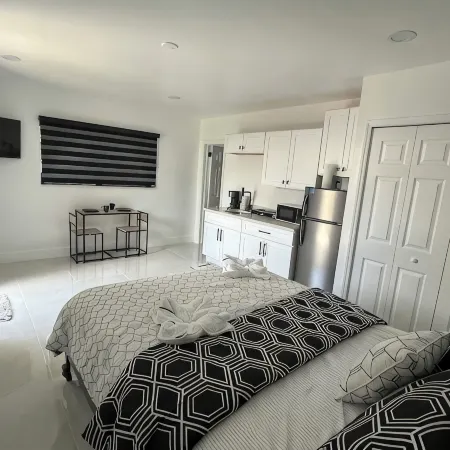 Chic studio with WiFi and AC in vibrant Miami