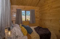 距小鎮4英里、距機場16分鐘，山景、空調、WiFi的溫馨原木小屋 - 木屋