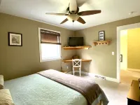Unique Family Rental on Lake Champlain, NYLife is Good" Hotel di Champlain