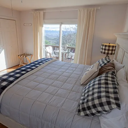 Spacious 5BR w/ epic views, 2 decks, game room, one-step entry, family-friendly!