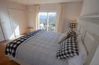 Spacious 5BR w/ epic views, 2 decks, game room, one-step entry, family-friendly! - Balkoner