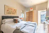 Hillside Lodge - sleeps 4/10  with wood burner and private hot tub - 3 Yıldız