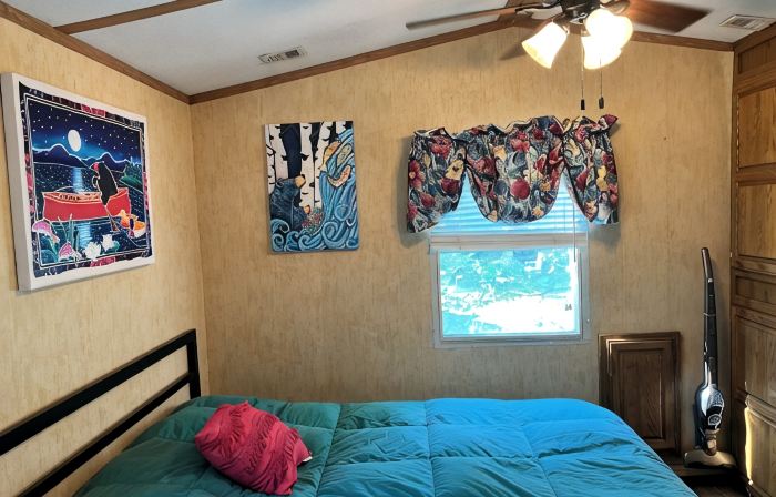 Parkmodel cabin w screened porch in campground on bike trail.