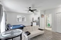 SPACIOUS STUDIO, WASHER/DRYER, BACK YARD, BBQ