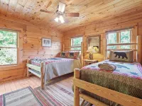 Dancing Falls Lodge: Overlooks Dirty Dancing Scene: Stream/Pond/Fire Pit/Hot Tub - シャレー