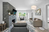 Heated pool, 2 miles from Beach! Updated home: BBQ, large backyard, comfy beds - Villas