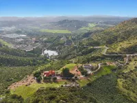 Breathtaking retreat in the wine country on the ranch with goats you can pet! 포웨이 호텔